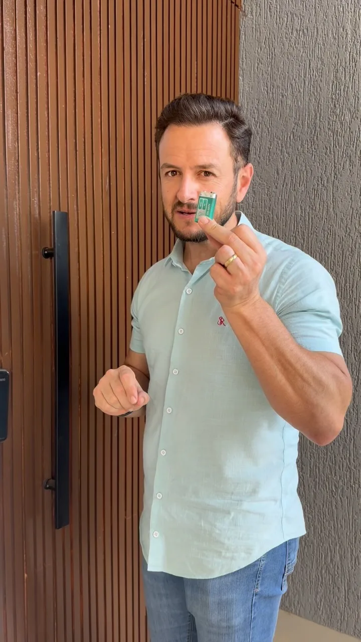 Alan mostrando as chaves de um imóvel