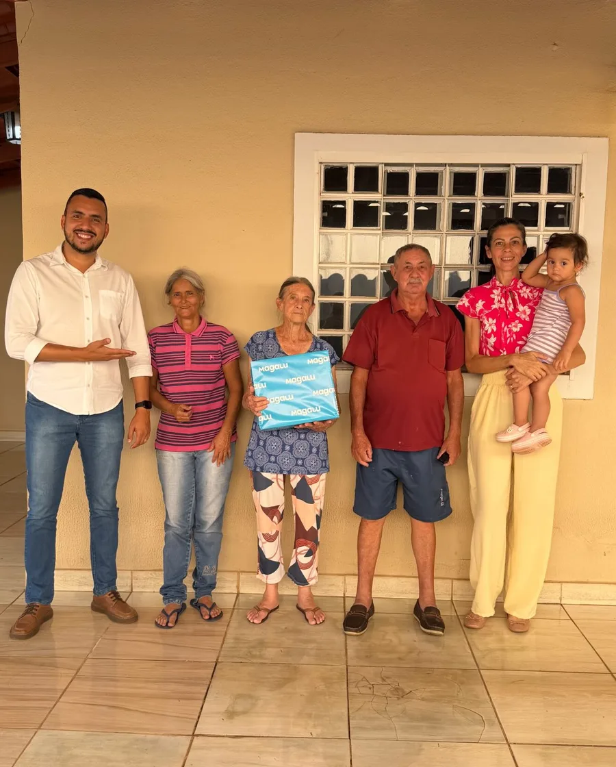Família recebendo as chaves da casa própria
